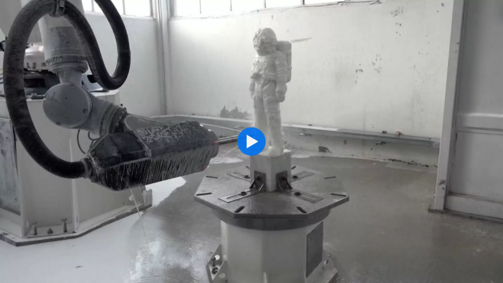 Photo d'un cobot aidant des sculpteurs à tailler le marbre a Carrare (Italie)